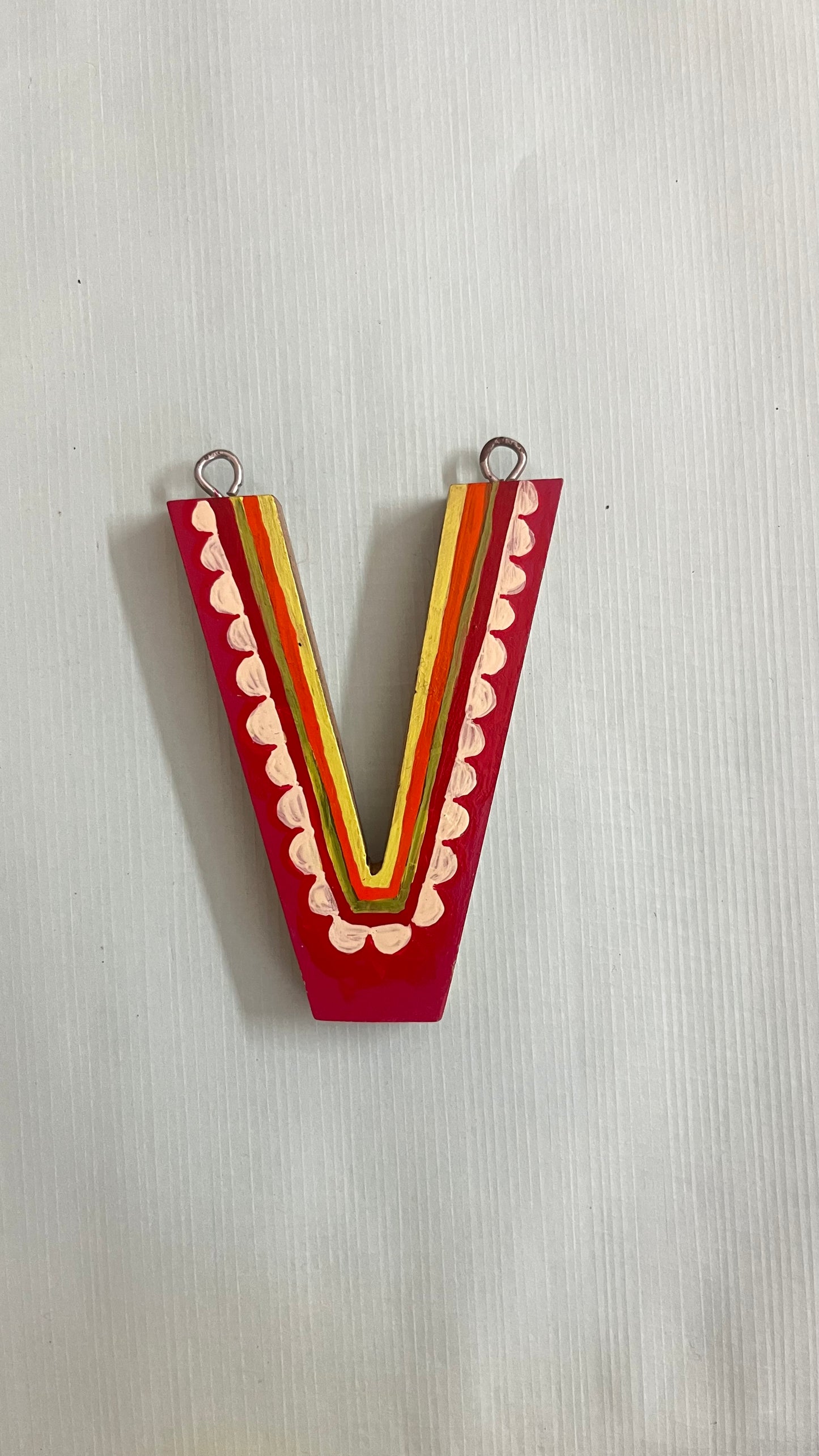 V initial Magnet